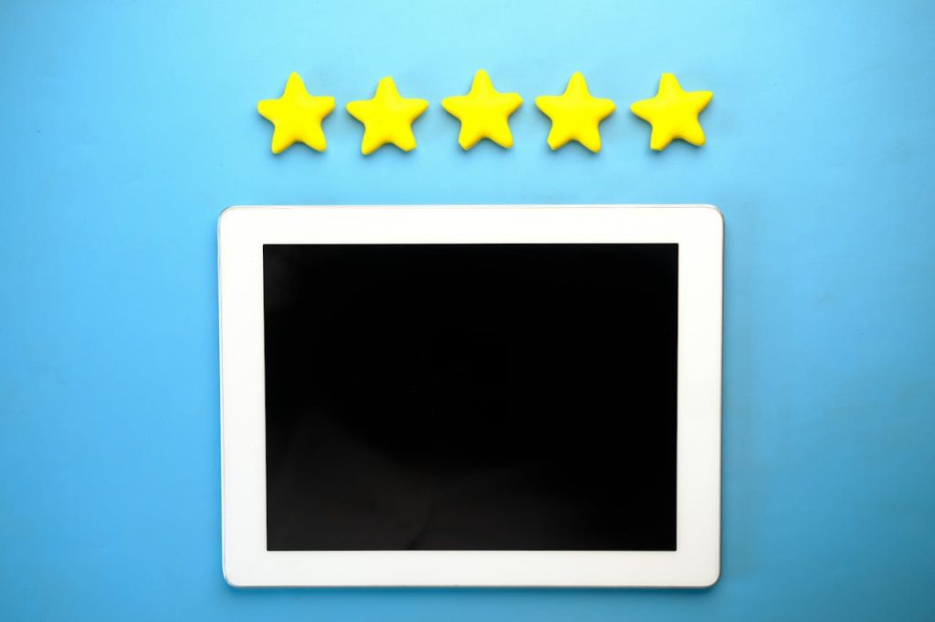 Tablet with five yellow stars on a blue background, ideal for rating concepts.